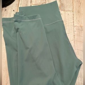 Lululemon Wunder Under High Rise Crop- size 14